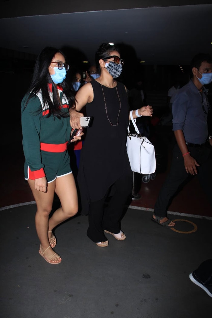 Kajol Pictured Escorting Daughter Nysa At The Mumbai Airport