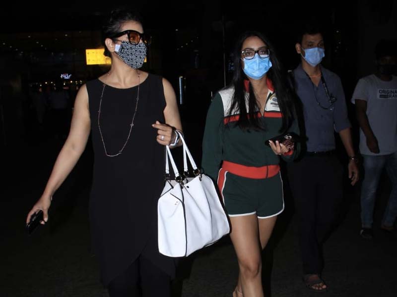 Kajol Pictured Escorting Daughter Nysa At The Mumbai Airport