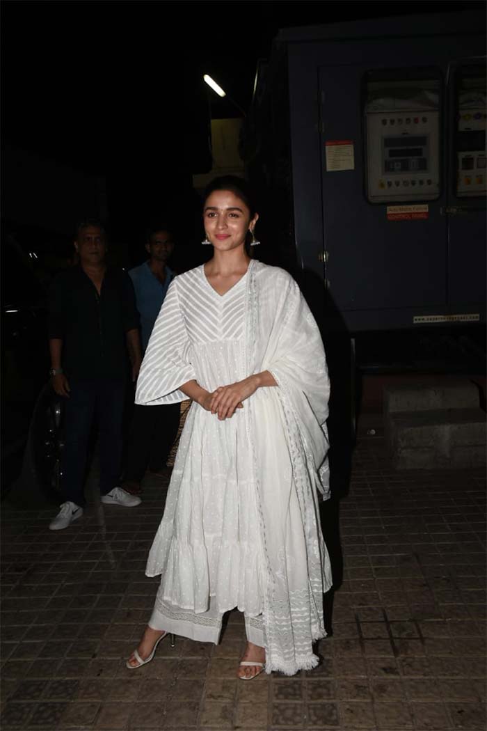 Alia Gets Janhvi And Khushi Special Tickets To Kalank