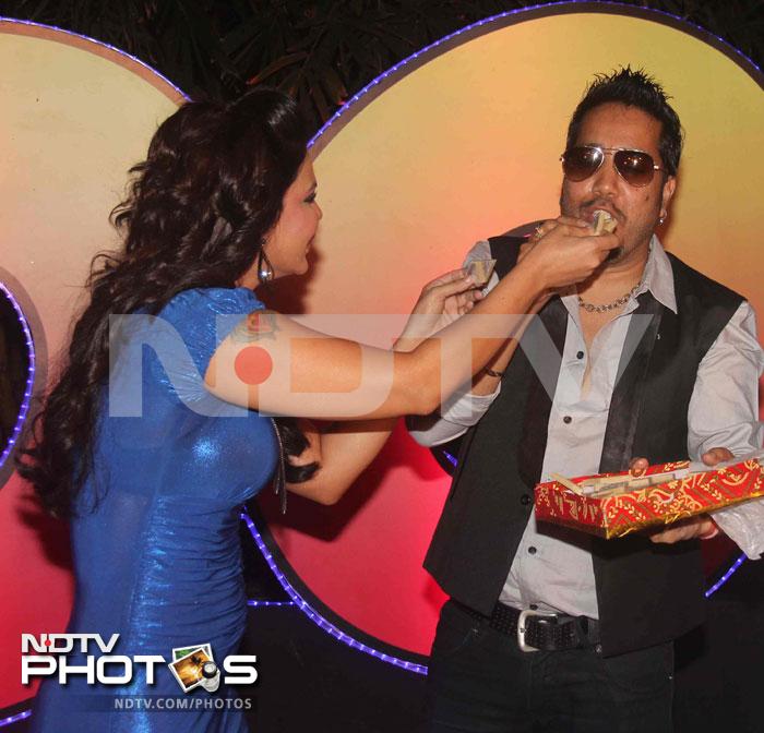 Friends-turned-foes Rakhi Sawant and Mika seems to have become friends again. The two were spotted celebrating Diwali together with the other cast members of the upcoming movie <i>Loot</i> in Mumbai. <br><br> In this picture Rakhi is seen feeding sweets to Mika.