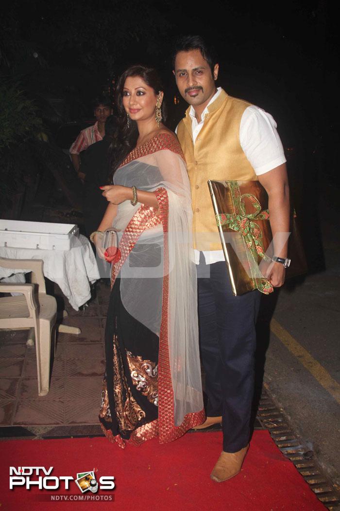 Ravee Gupta prefers to stay close to husband Manoj Biddvai.<br><BR>Coming up: Rakhi, Mika celebrate Diwali together