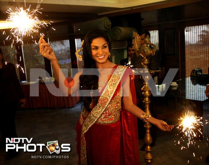 Kangana, Veena celebrate Diwali