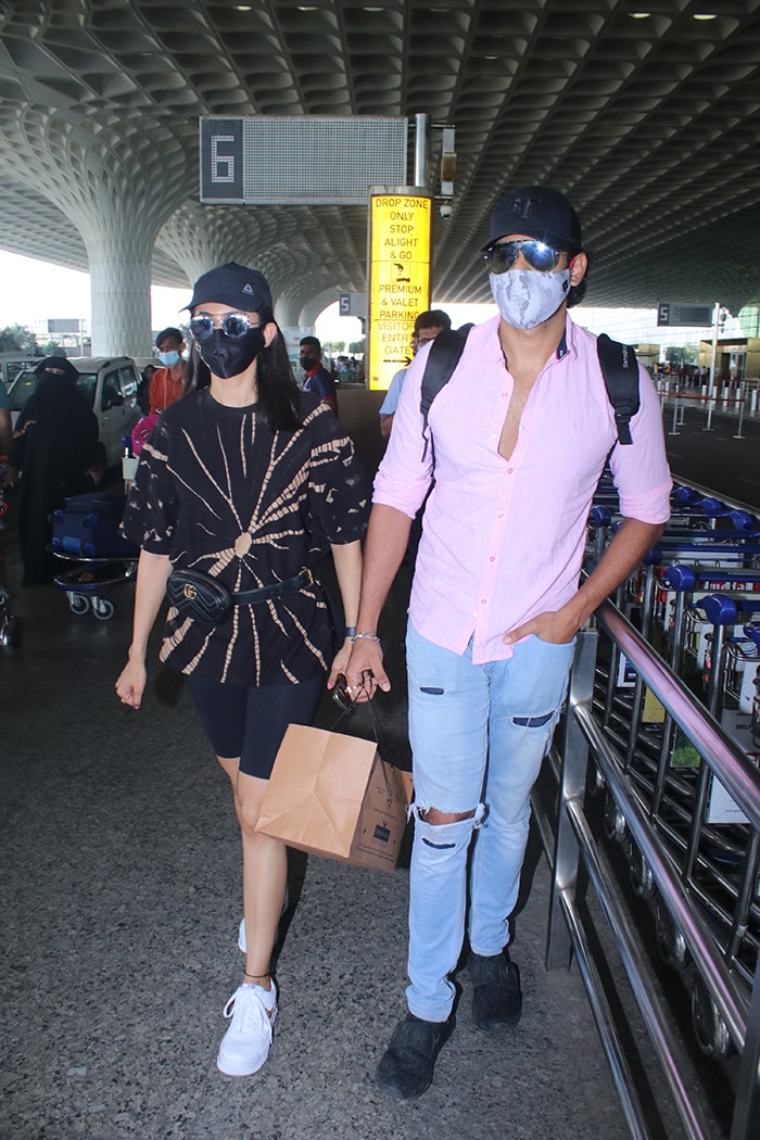 Kanika Kapoor And Rakul Preet Singh\'s Tie-Dye Looks At The Airport