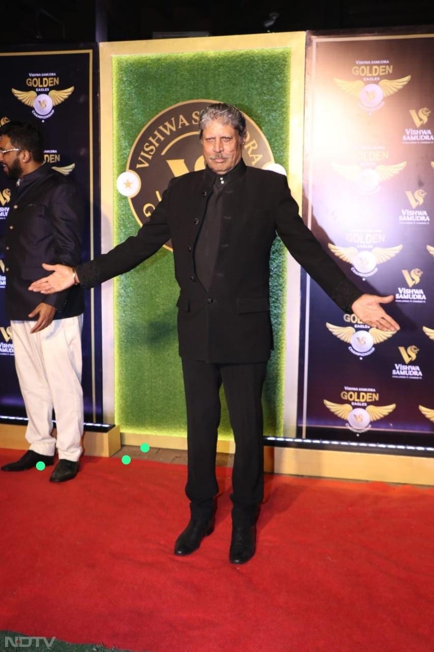 Kapil Dev stole the limelight on the red carpet with his grand pose. (Image Courtesy: Varinder Chawla)