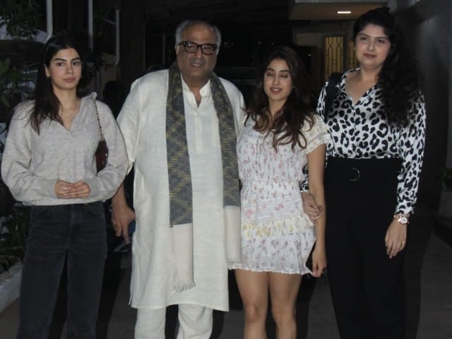 Photo : Kapoor And Daughters: Janhvi, Khushi, Anshula Watch Valimai With Dad Boney