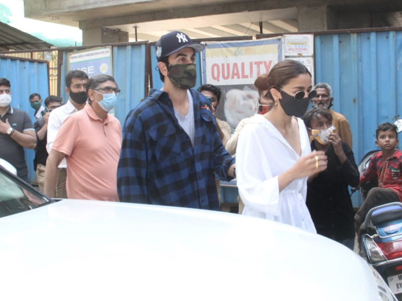 बांद्रा: अंडर कंस्ट्रक्शन घर देखने पहुंचे आलिया और रणबीर