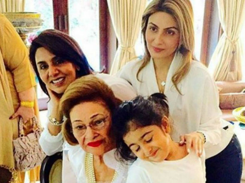 कपूर खानदान ने मनाया कृष्णा राज कपूर का बर्थडे कपूर खानदान ने मनाया कृष्णा राज कपूर का बर्थडे