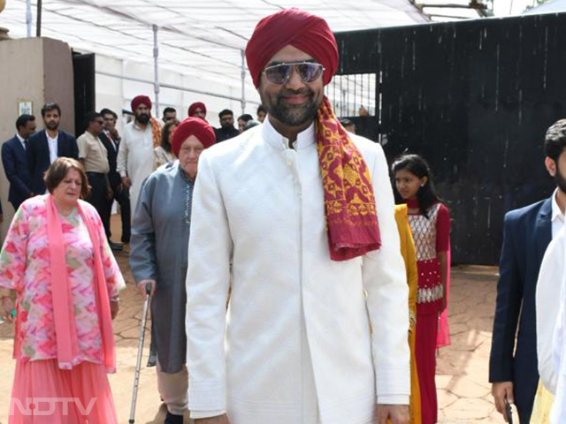 Karan Deol's Wedding: घोड़ी पर बैठे नज़र आए सनी देओल के बेटे करण देओल, देखें तस्वीरें