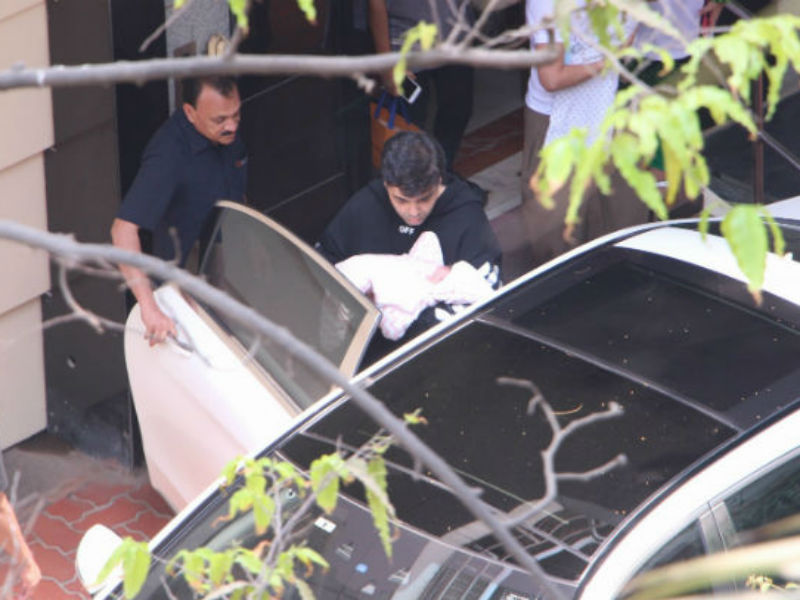 अपने जुड़वा बच्‍चों को घर लाए करण जौहर