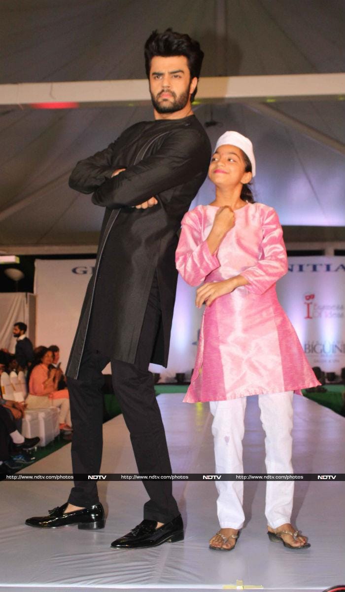 Bigg Boss 10 Karan Mehra Rejoins The World First Stop Fashion Show Photos बिग बॉस 10 घर
