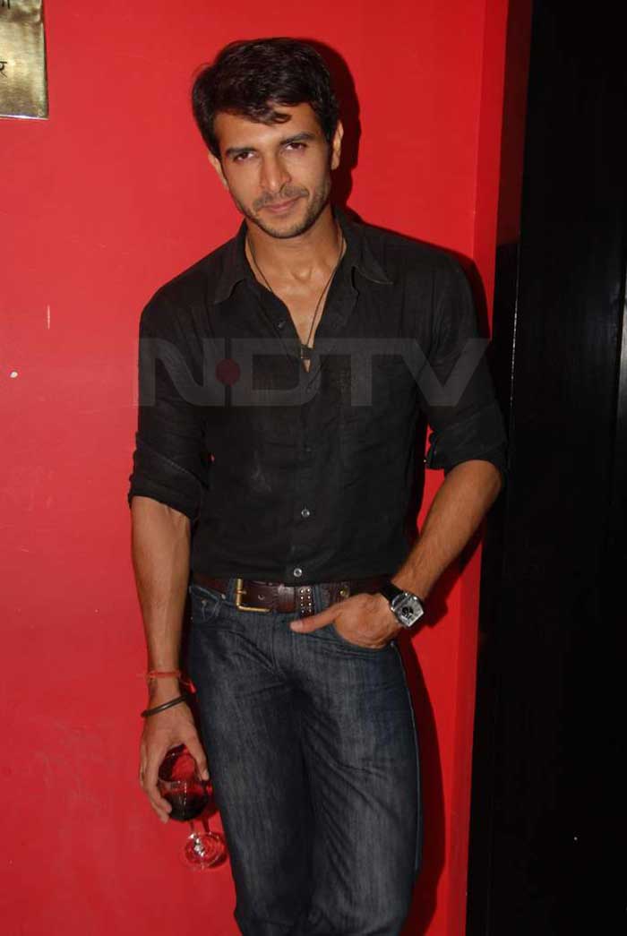 Ankur Nayyar, who plays the role of Sanskaar in the hit TV show <i>Yahan Main Ghar Ghar Kheli</i> attends Karan's birthday bash.