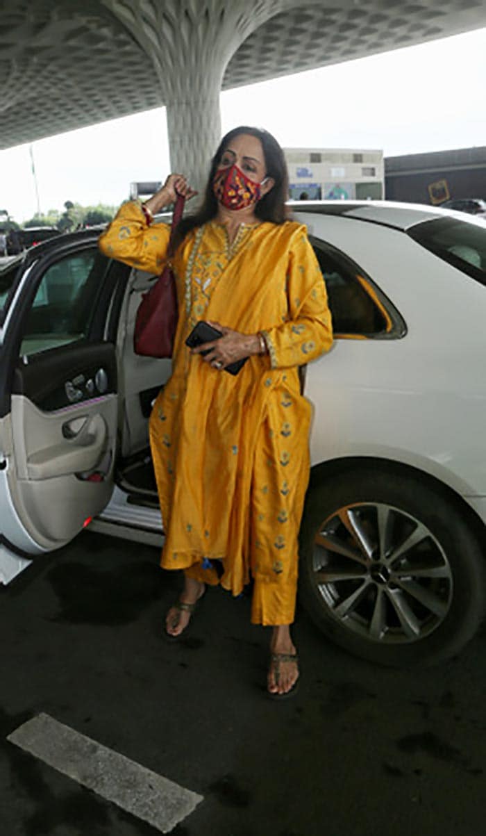 Hema Malini was also clicked at the airport.