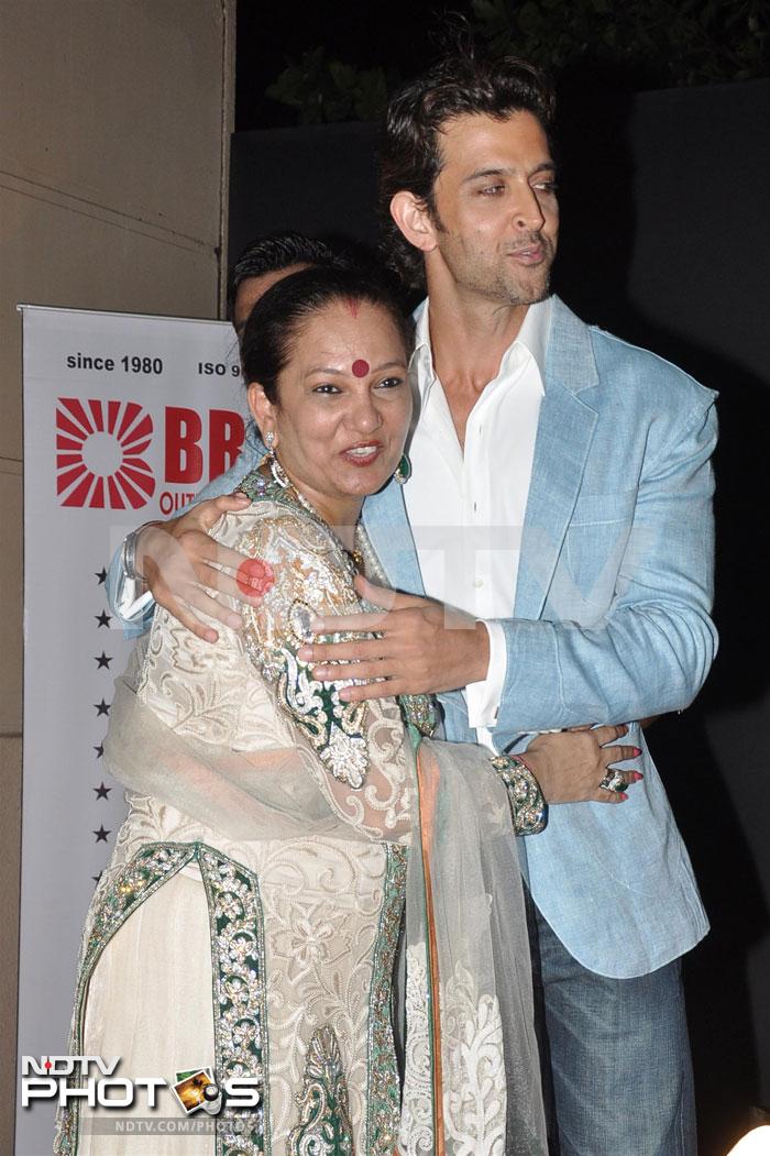 Dorris got a hug from Hrithik. Hrithik will next be seen in <I>Krrish 3</i>.<br><br>Photo Credit: Santosh Nagwekar