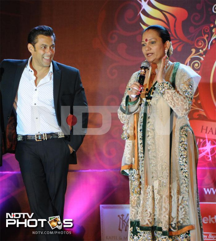 Salman looked amused as Dorris took the stage. <br><br>Photo Credit: Santosh Nagwekar