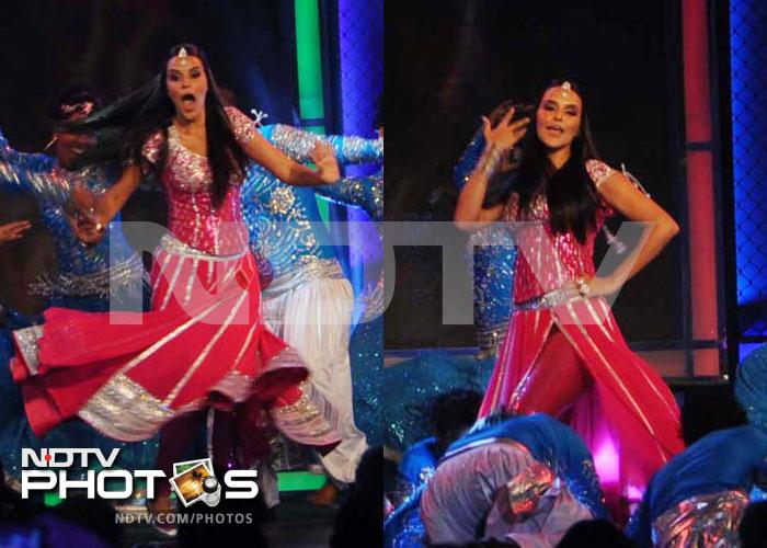 Heroine Kareena puts on her dancing shoes