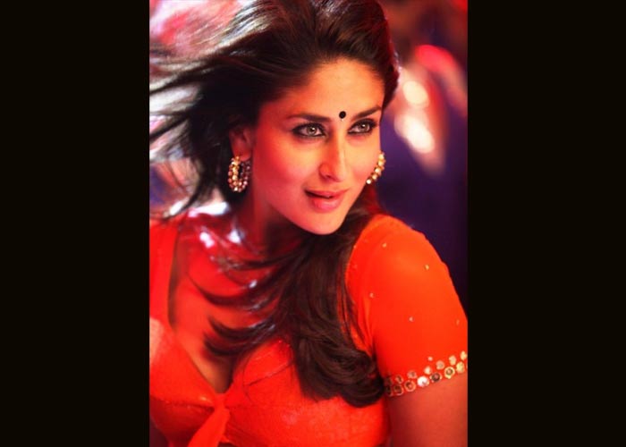 With less than 12 hours left for the unveiling of Kareena Kapoor's newest item song <i>Halkat Jawani</i> from Madhur Bhandarkar's <i>Heroine</i>, film's producers tweeted a fresh picture of the actress, this time wearing orange . <br><br> The Manish Malhotra sari that Kareena has worn in the song will reportedly be auctioned for charity. <br><br> While we wait with bated breath for the unveiling of <i>Halkat</i> Kareena, you take a look at this pic. <br><br> Coming Up: Wet and wild Kareena.