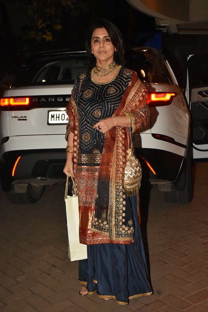 Kareena Hosts Diwali Dinner For Karisma, Neetu And Other Kapoors
