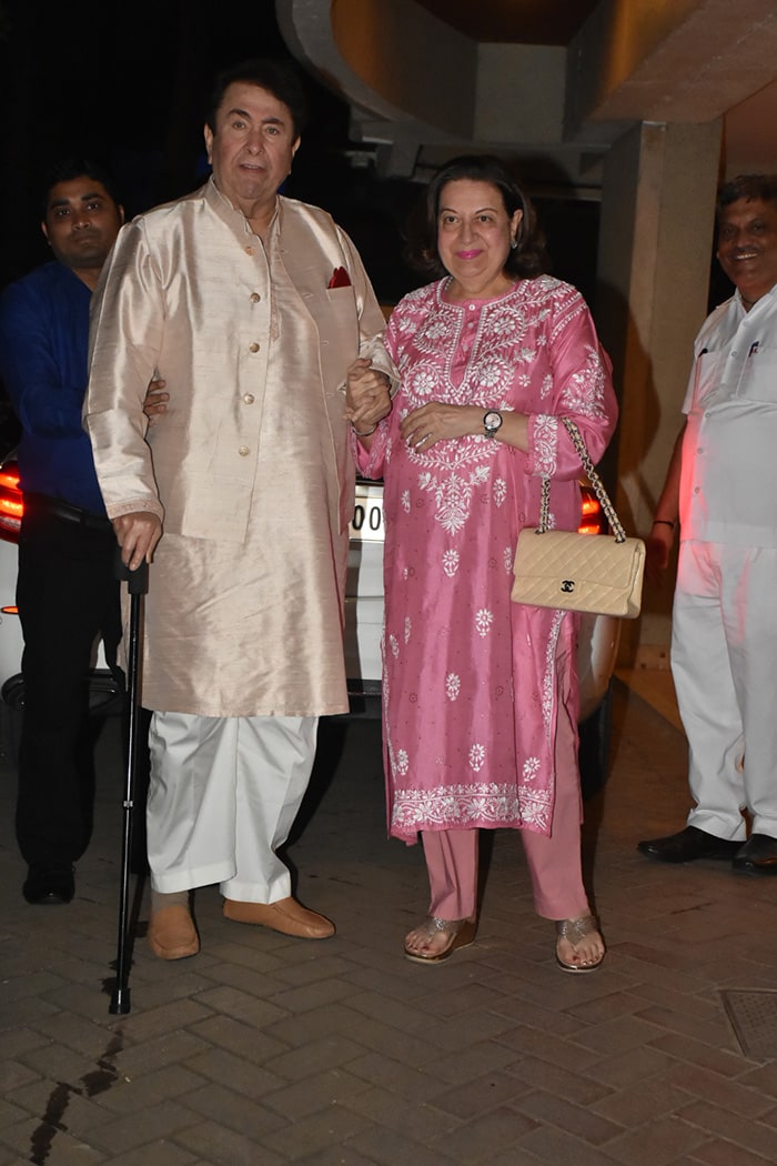 Kareena's dad Randhir Kapoor was clicked with Babita. 
(Image courtesy: Varinder Chawla)