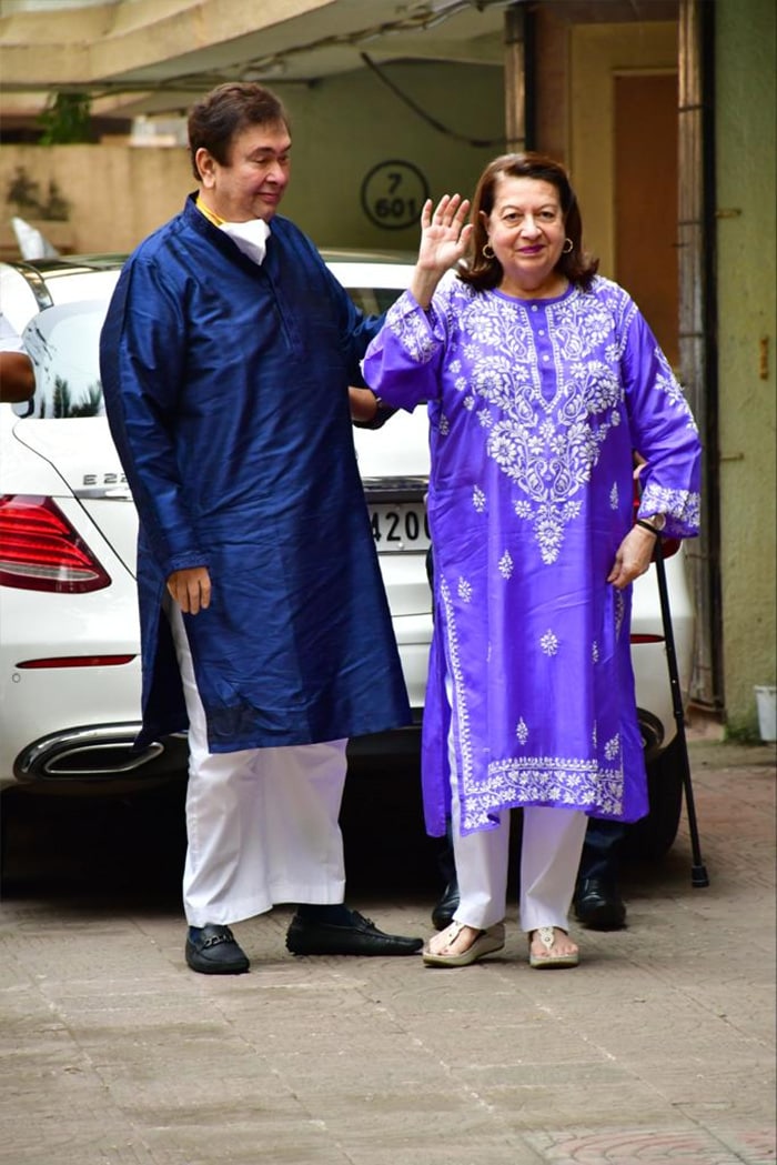 Karisma's dad Randhir Kapoor and mom Babita were also pictured at the party. 
 (Image courtesy: Varinder Chawla)