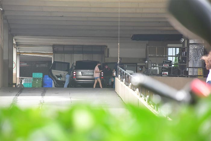 On Saturday, the paparazzi caught a glimpse of Alia Bhatt in Bandra.