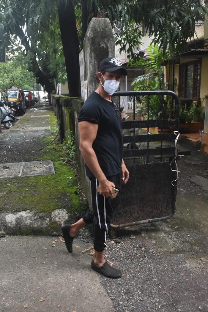 Hello there, Hrithik Roshan. He was clicked in Juhu.
