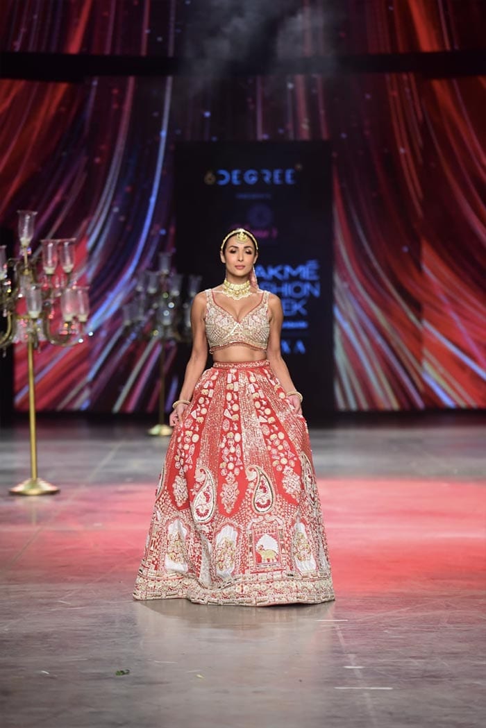 Malaika Arora sashayed down the runway, looking every bit stunning in Annu's Creation.