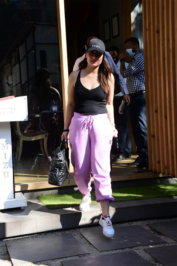 Dressed in comfy pink joggers and black tank top, Kareena Kapoor looked stunning