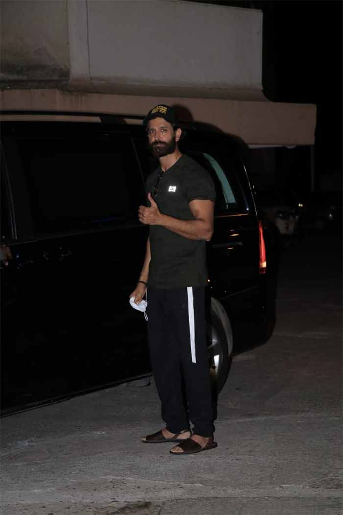 Hrithik Roshan was clicked by the paparazzi outside dubbing studio