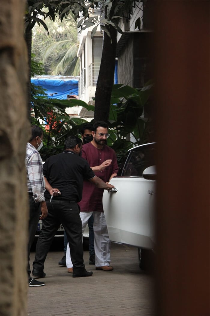 Kareena Kapoor, Saif Ali Khan And Taimur\'s Lunch Date