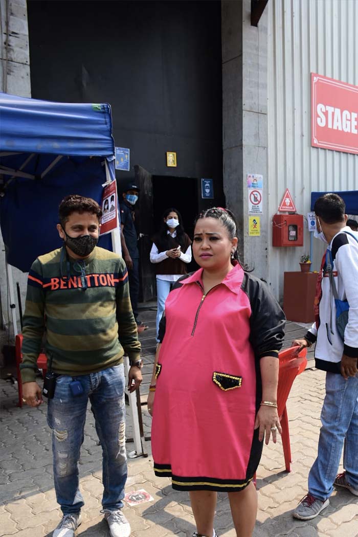 Pregnant Bharti Singh was clicked outside her shoot location