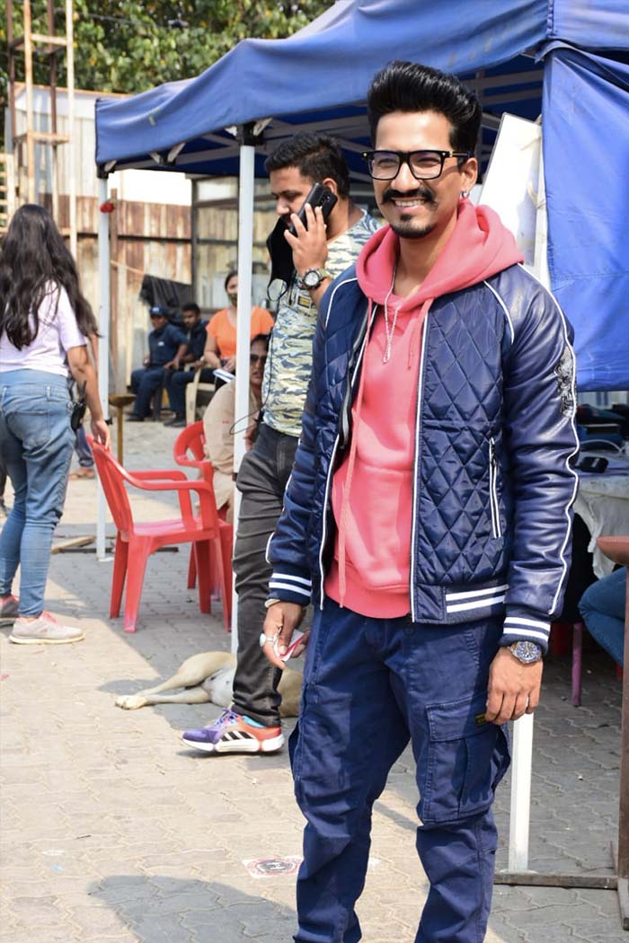 Haarsh Limbachiyaa interacted with the paparazzi and posed