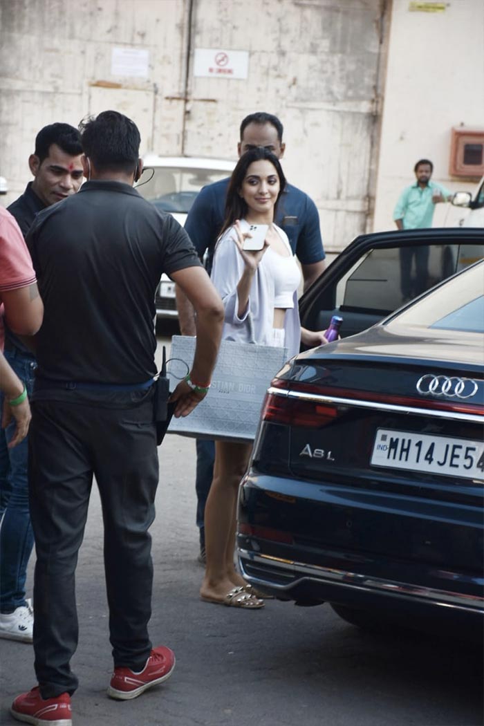 Kiara Advani waved at shutterbugs in Bandra.