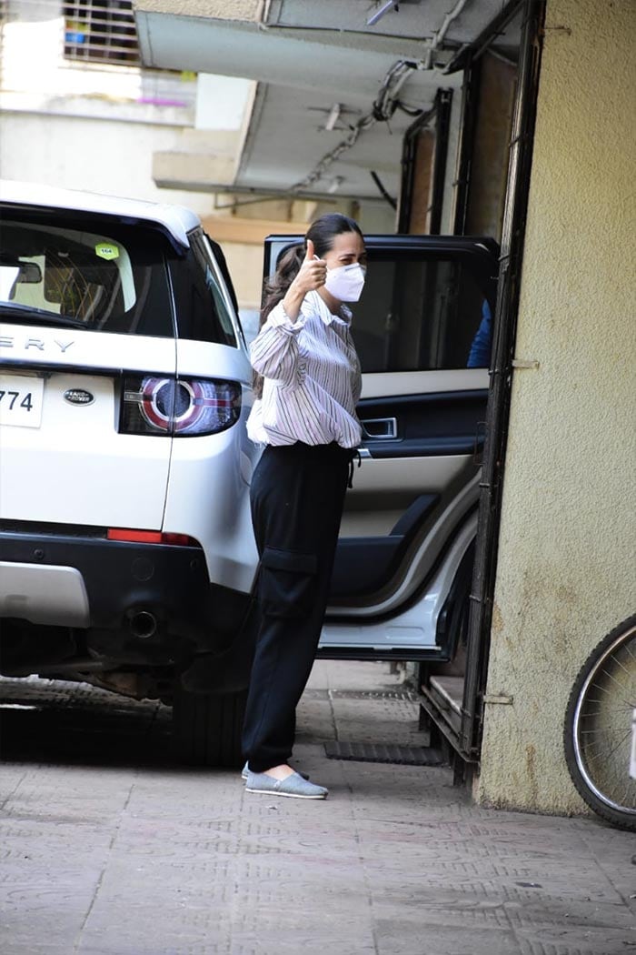 Karisma Kapoor waved at shutterbugs in Bandra.