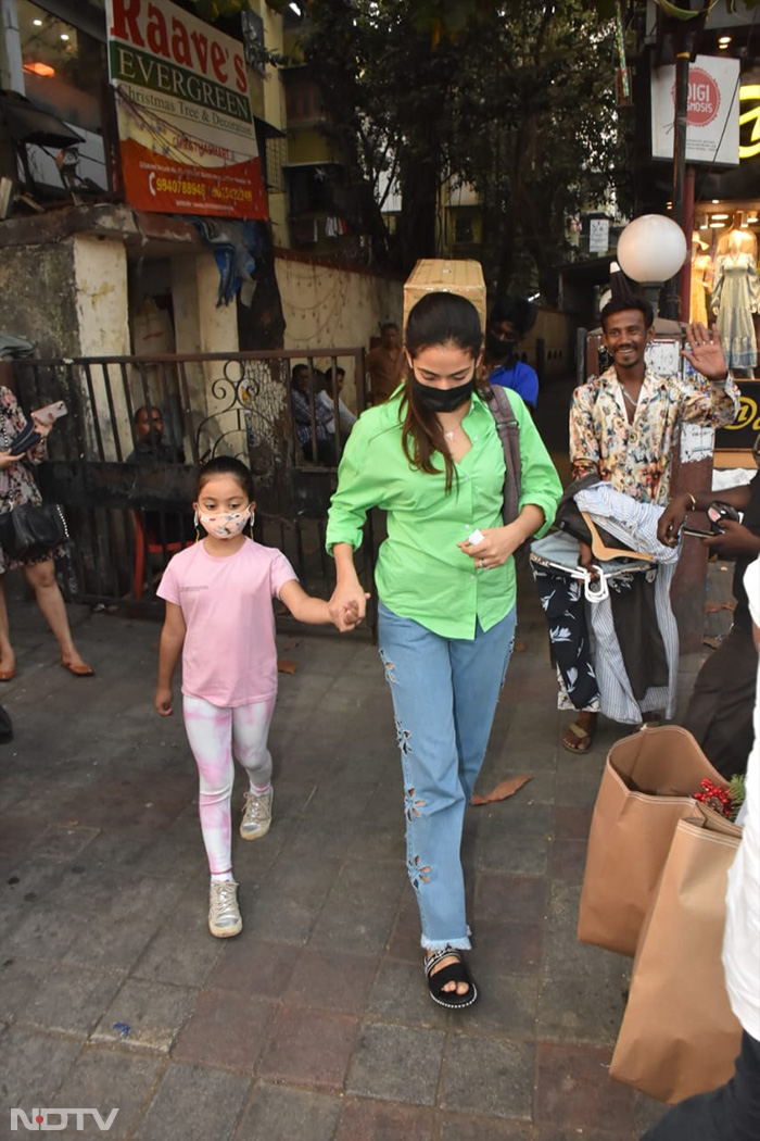 मुंबई में नज़र आए करीना-सैफ, परिणीति चोपड़ा और दीया मिर्ज़ा
