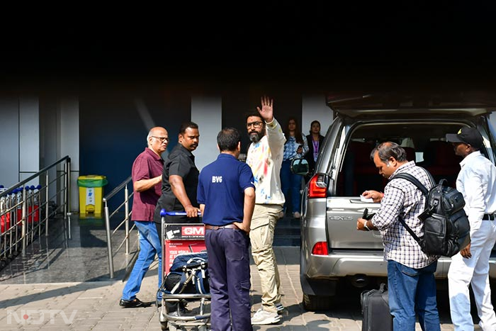 Abhishek Bachchan waved at the shutterbugs stationed outside the airport. (Image Courtesy: Varinder Chawla)