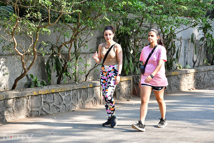 Soha Ali khan was spotted with her friend in Bandra.(Image Courtesy: Varinder Chawla)