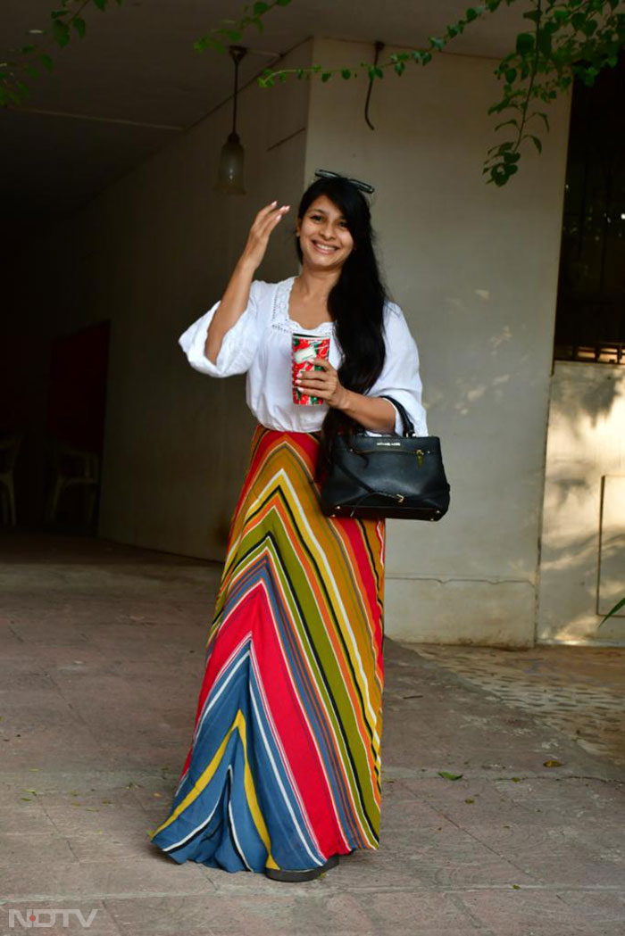 Tanisha Mukerjee looked pretty in a white shirt and a multi-coloured long skirt. (Image Courtesy: Varinder Chawla)