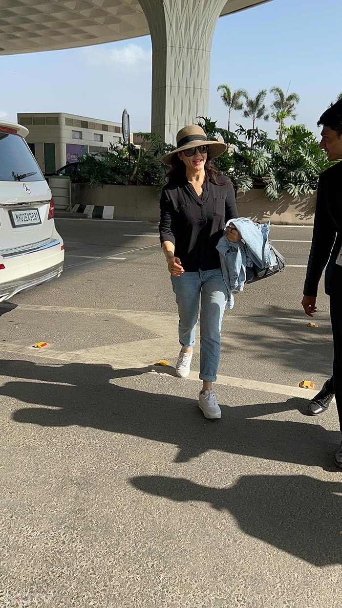 Kareena Kapoor And Preity Zinta Are Stylish Lessons In How To Ace The Airport Look