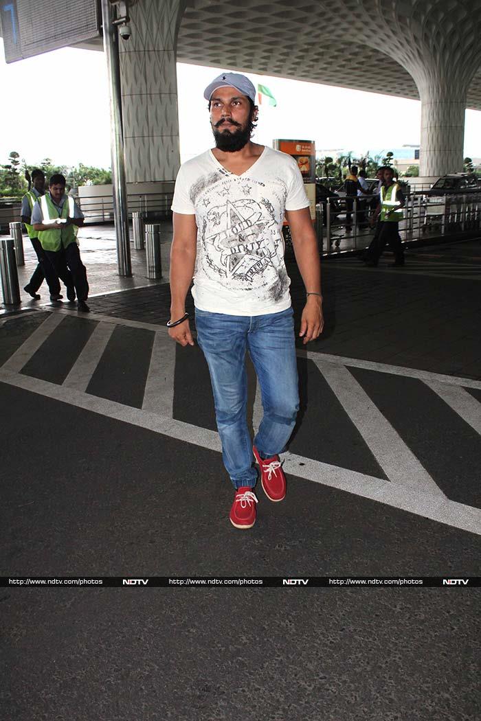 Kareena Kapoor Headlines Kala Chashma Squad At Airport