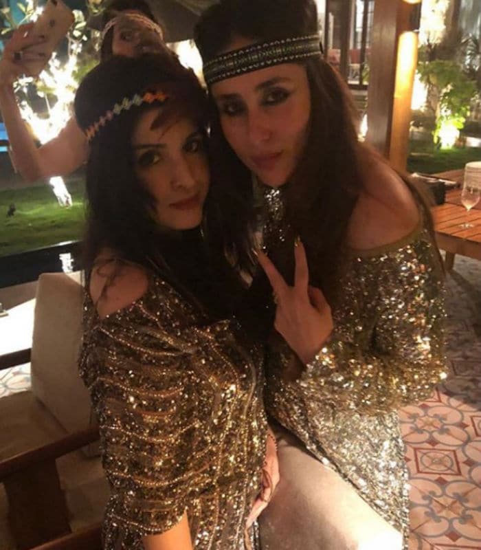 Kareena and Maheep Kapoor were twinning in similar golden outfits. <br><br>

                                                                                                                                                             

This image was posted on Instagram by <a href=" https://www.instagram.com/maheepkapoor/ " target="_blank" rel="nofollow" > maheepkapoor</a>