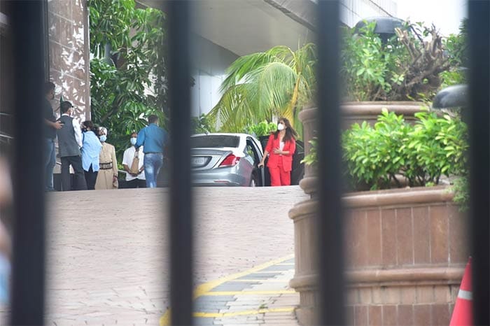 Actress Kareena Kapoor was spotted outside the Taj Lands End hotel as she arrived there for a shoot on Monday.