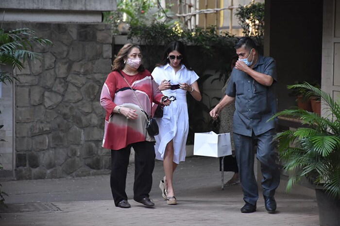 Karisma, Neetu, Riddhima Check Into Fam-Jam At Kareena Kapoor\'s New Place
