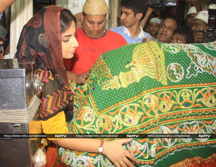 Vidya Balan Prays at Mahim Dargah
