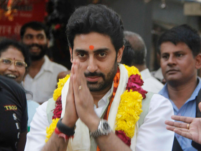 Abhishek Prays at Siddhivinayak Temple