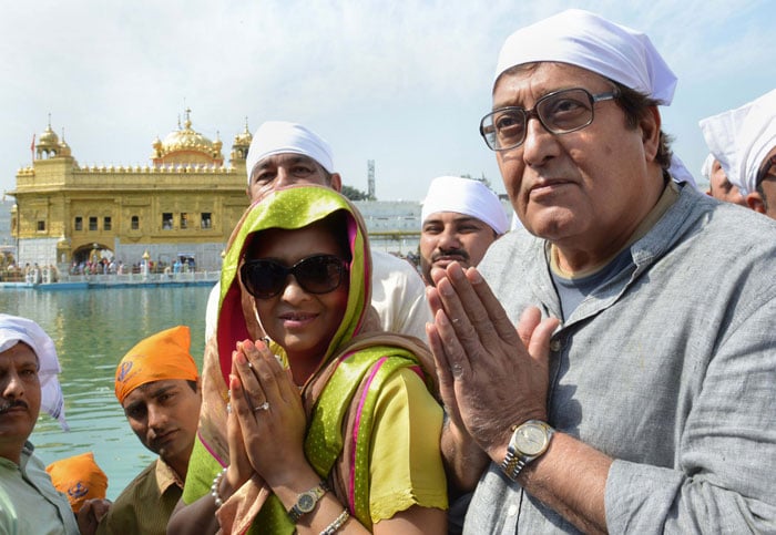Amar prays at the Golden Temple minus Akbar and Anthony