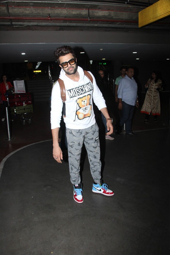 Manish Paul posed for the paparazzi at the Mumbai airport.