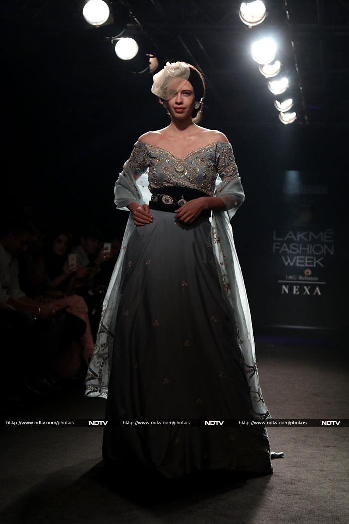 Lakme Fashion Week: करीना कपूर ने रैम्‍प पर लगाए चार-चांद