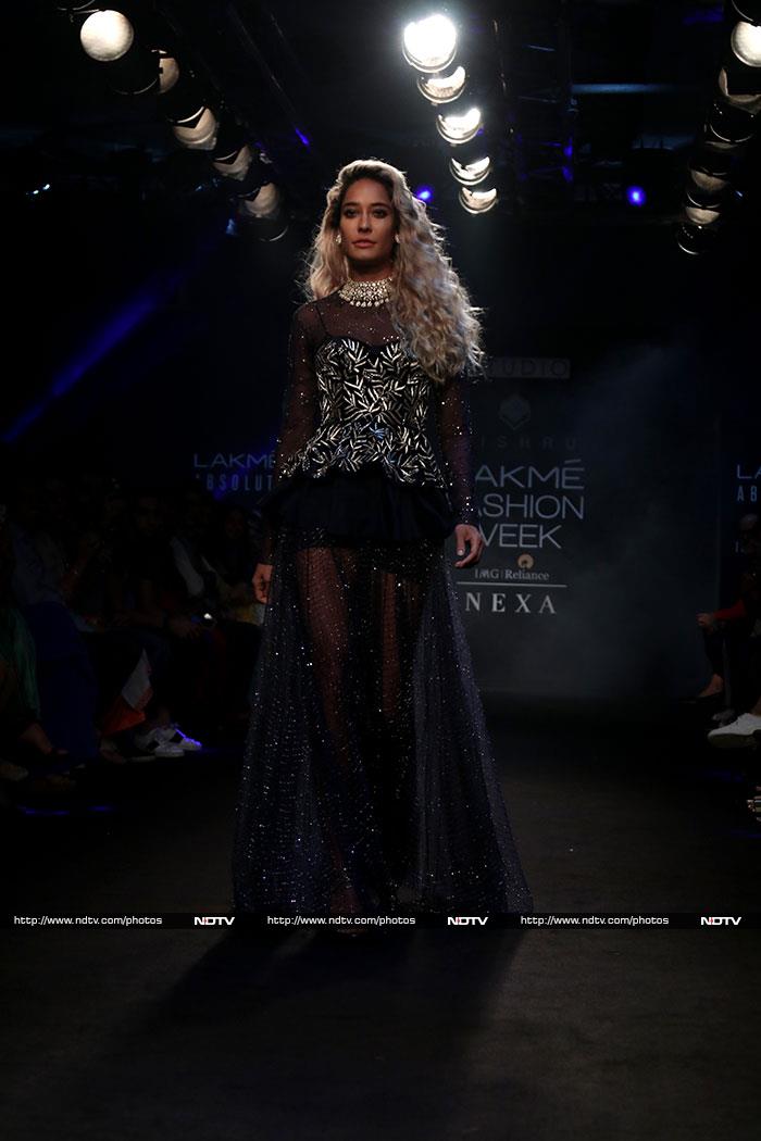 Lakme Fashion Week: करीना कपूर ने रैम्‍प पर लगाए चार-चांद