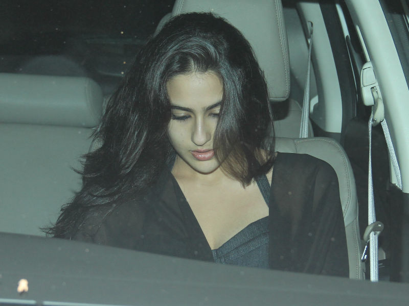 करीना के घर 'गेट-टुगेदर' में पहुंची सैफ की बेटी सारा अली खान करीना के घर 'गेट-टुगेदर' में पहुंची सैफ की बेटी सारा अली खान