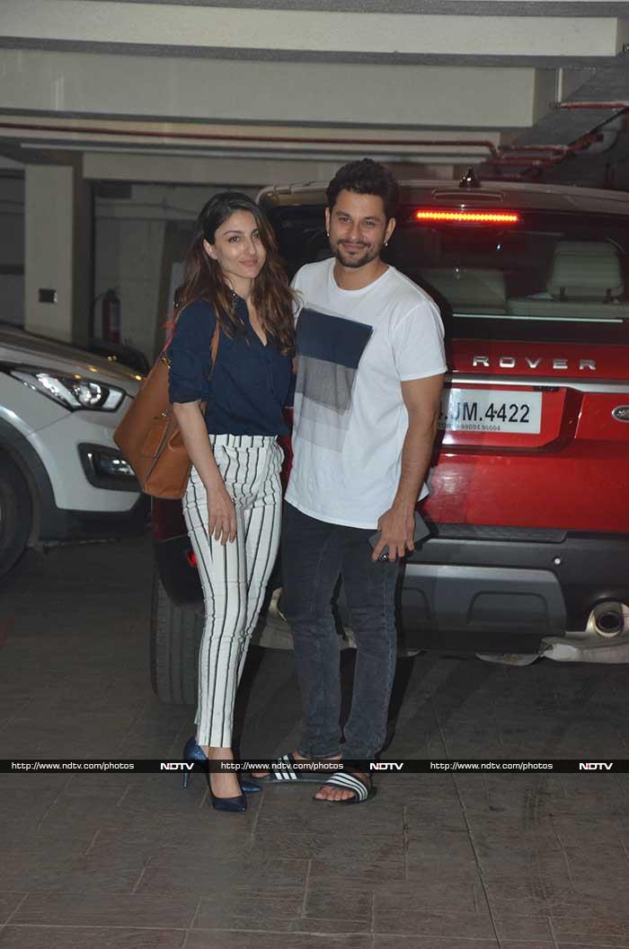 Soha Ali Khan and Kunal Kemmu posed happily for the shutterbugs.